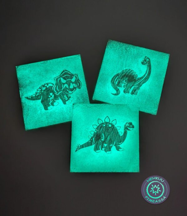 canvas 3 dinosaurusta hehkuu pimeässä